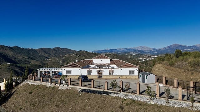 4 bedroom Villa for sale in Canillas de Aceituno with pool garage - € 995,000 (Ref: 9444578)