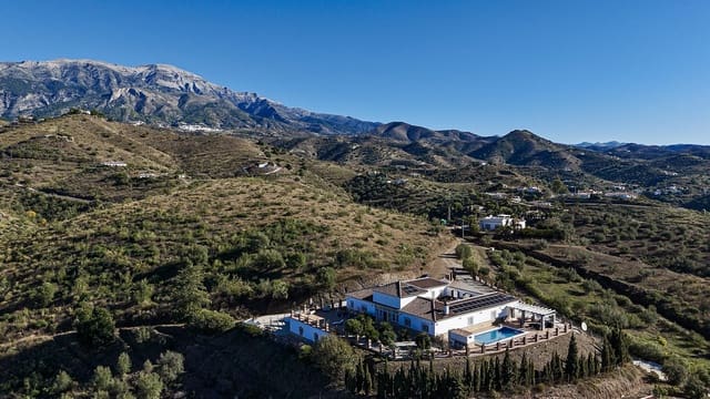 4 bedroom Villa for sale in Canillas de Aceituno with pool garage - € 995,000 (Ref: 9444578)