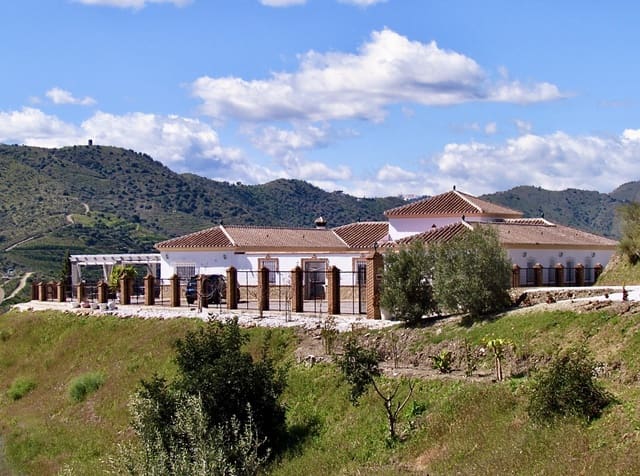 4 soverom Villa til salgs i Canillas de Aceituno med svømmebasseng garasje - € 995 000 (Ref: 9691449)