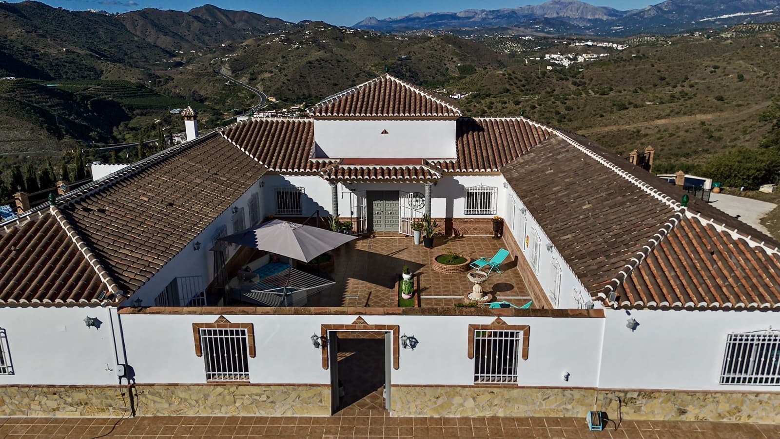 4 bedroom Villa for sale in Canillas de Aceituno with pool garage - € 995,000 (Ref: 9691449)