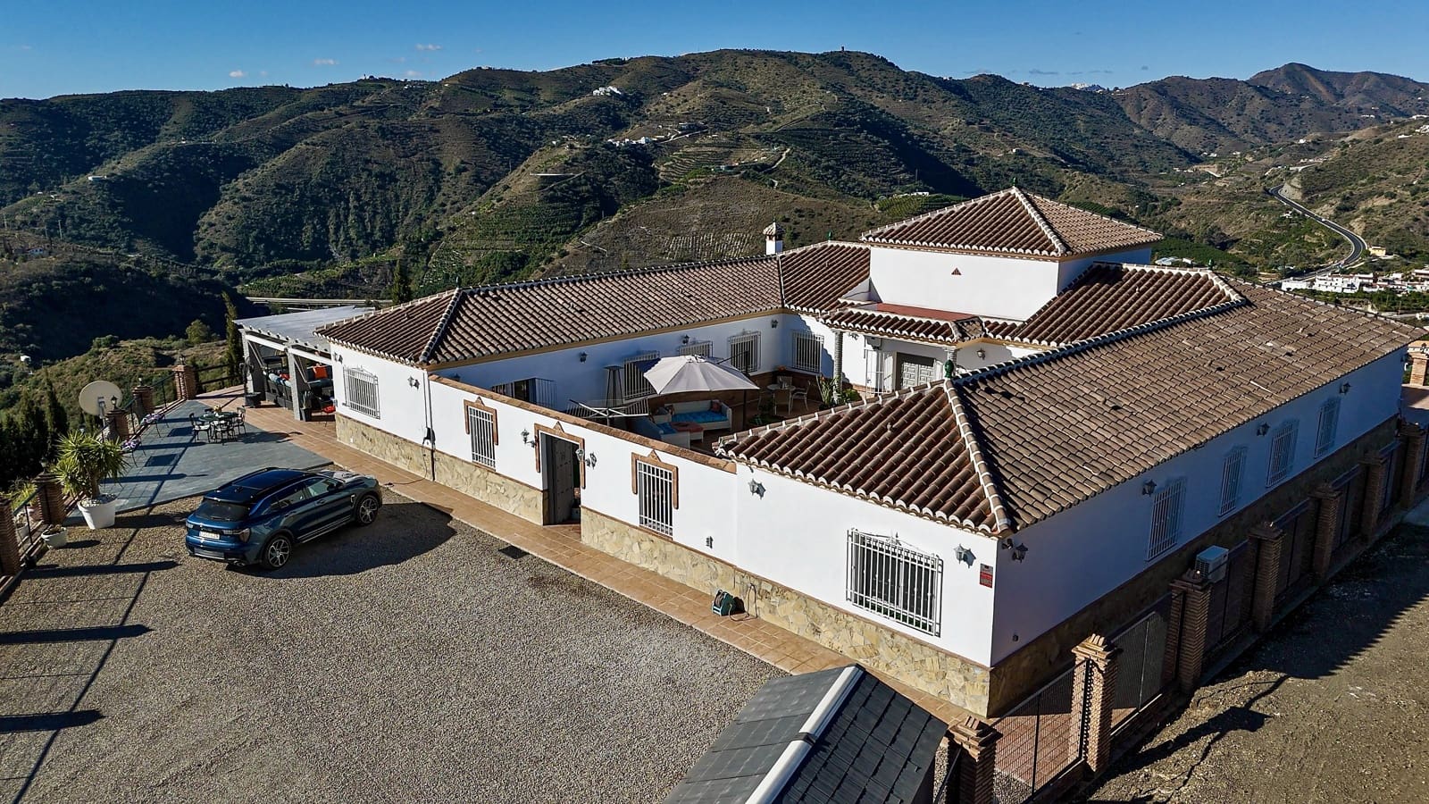 4 bedroom Villa for sale in Canillas de Aceituno with pool garage - € 995,000 (Ref: 9691449)