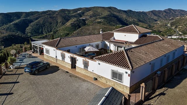 4 soverom Villa til salgs i Canillas de Aceituno med svømmebasseng garasje - € 995 000 (Ref: 9691449)