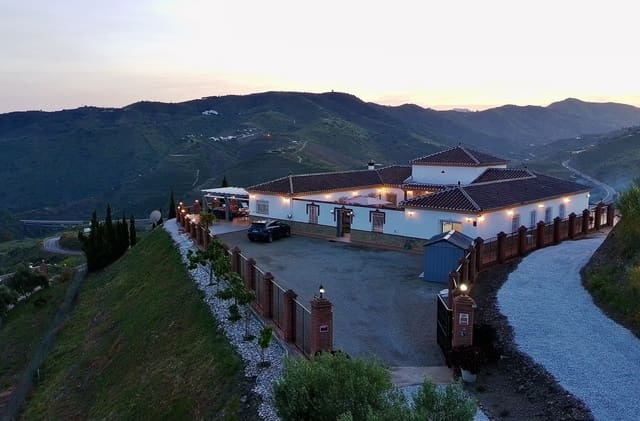 4 quarto Moradia para venda em Canillas de Aceituno com piscina garagem - 995 000 € (Ref: 9691449)