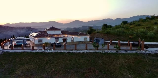 4 quarto Moradia para venda em Canillas de Aceituno com piscina garagem - 995 000 € (Ref: 9691449)