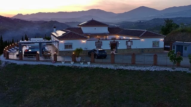 4 quarto Moradia para venda em Canillas de Aceituno com piscina garagem - 995 000 € (Ref: 9691449)