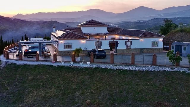 4 slaapkamer Villa te koop in Canillas de Aceituno met zwembad garage - € 995.000 (Ref: 9691449)