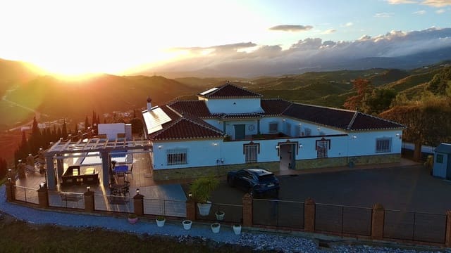 4 camera da letto Villa in vendita in Canillas de Aceituno con piscina garage - 995.000 € (Rif: 9691449)