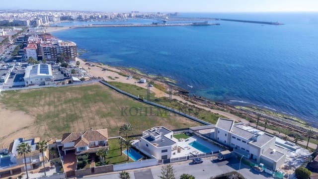 Casa de 5 habitaciones en La Veleta, Torrevieja en venta con piscina - 1.490.000 € (Ref: 9628259)