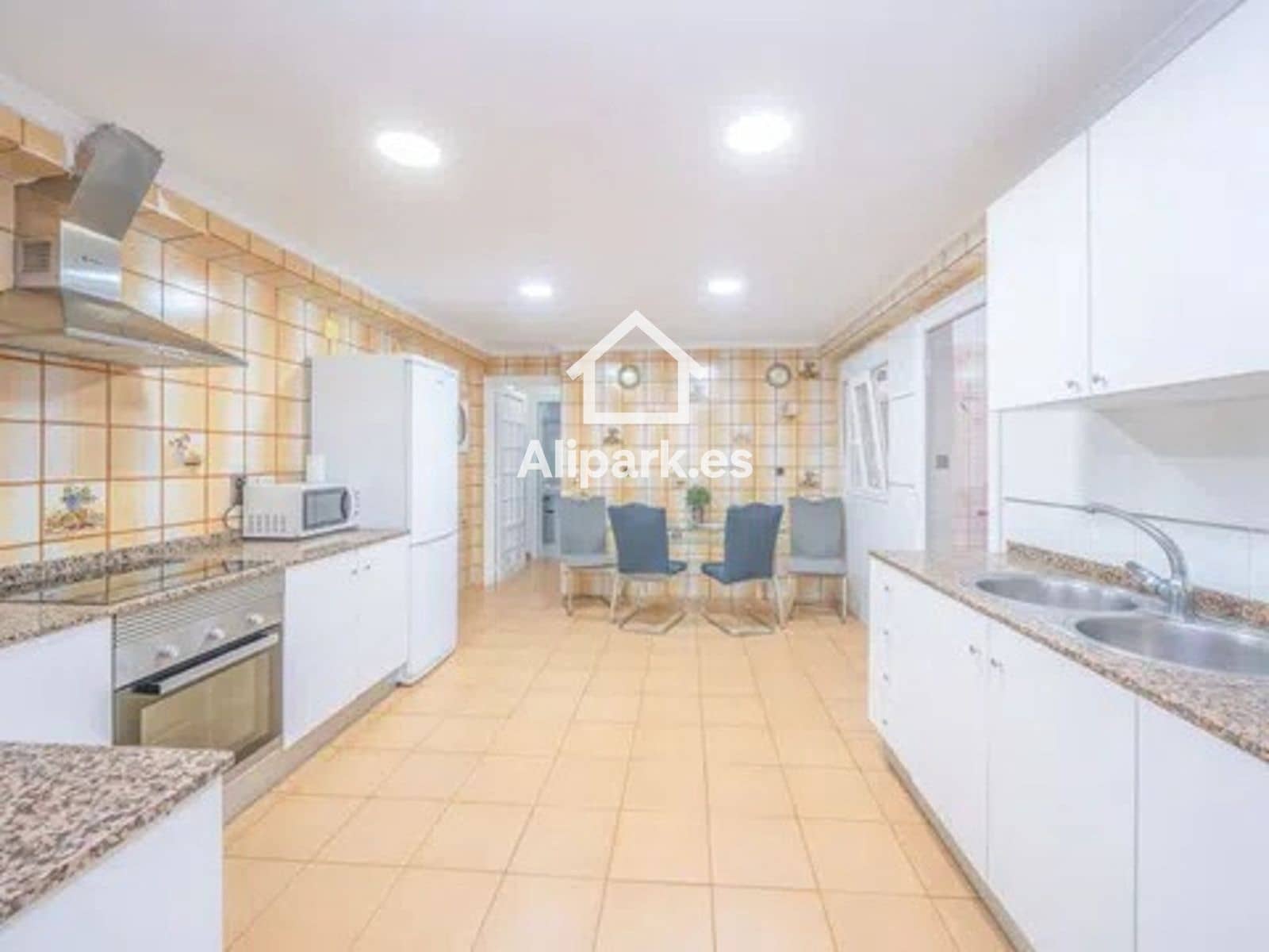 2 bedroom Flat for sale in Alicante / Alacant city - € 250,000 (Ref: 9453322)