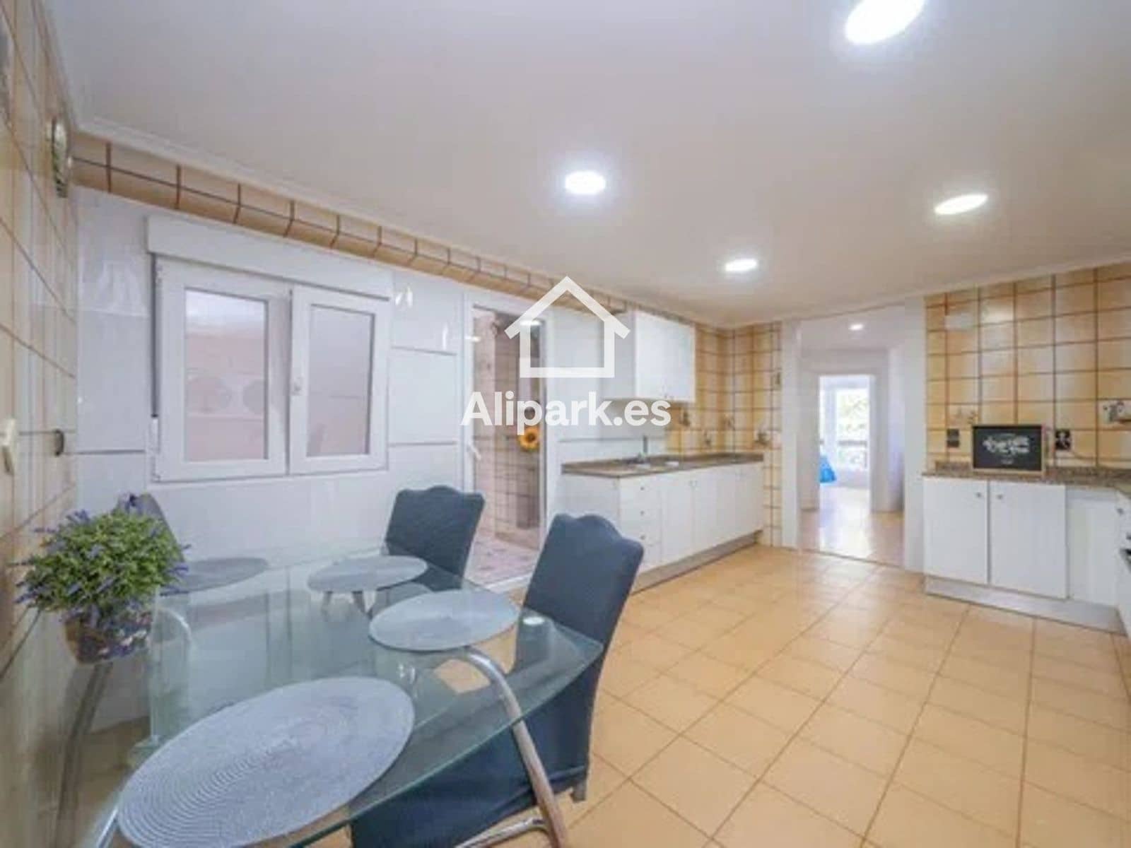 2 bedroom Flat for sale in Alicante / Alacant city - € 250,000 (Ref: 9453322)