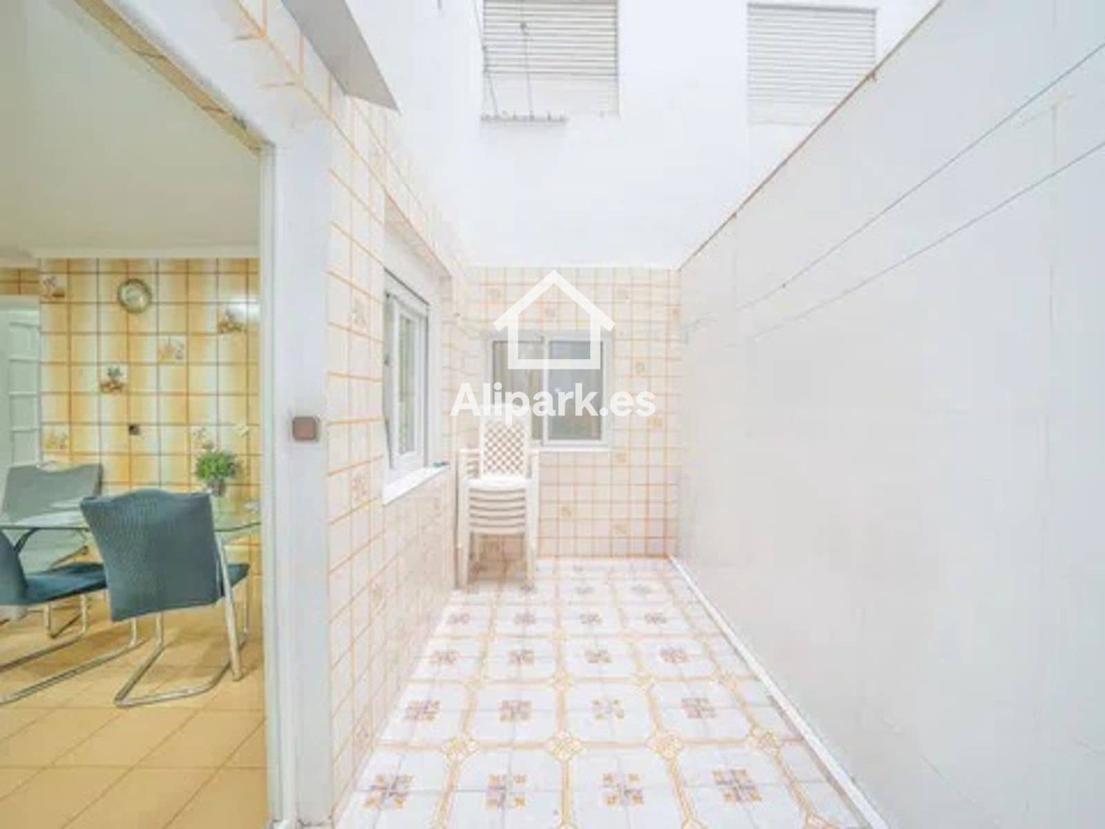 2 bedroom Flat for sale in Alicante / Alacant city - € 250,000 (Ref: 9453322)