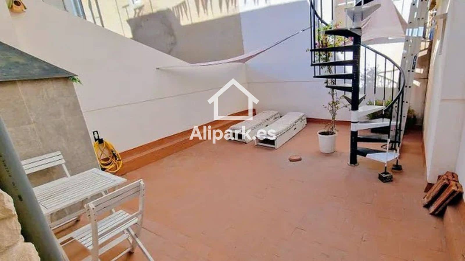 2 makuuhuone Omakotitalo myytävänä paikassa Alicante kaupunki - 630 000 € (Ref: 9453326)