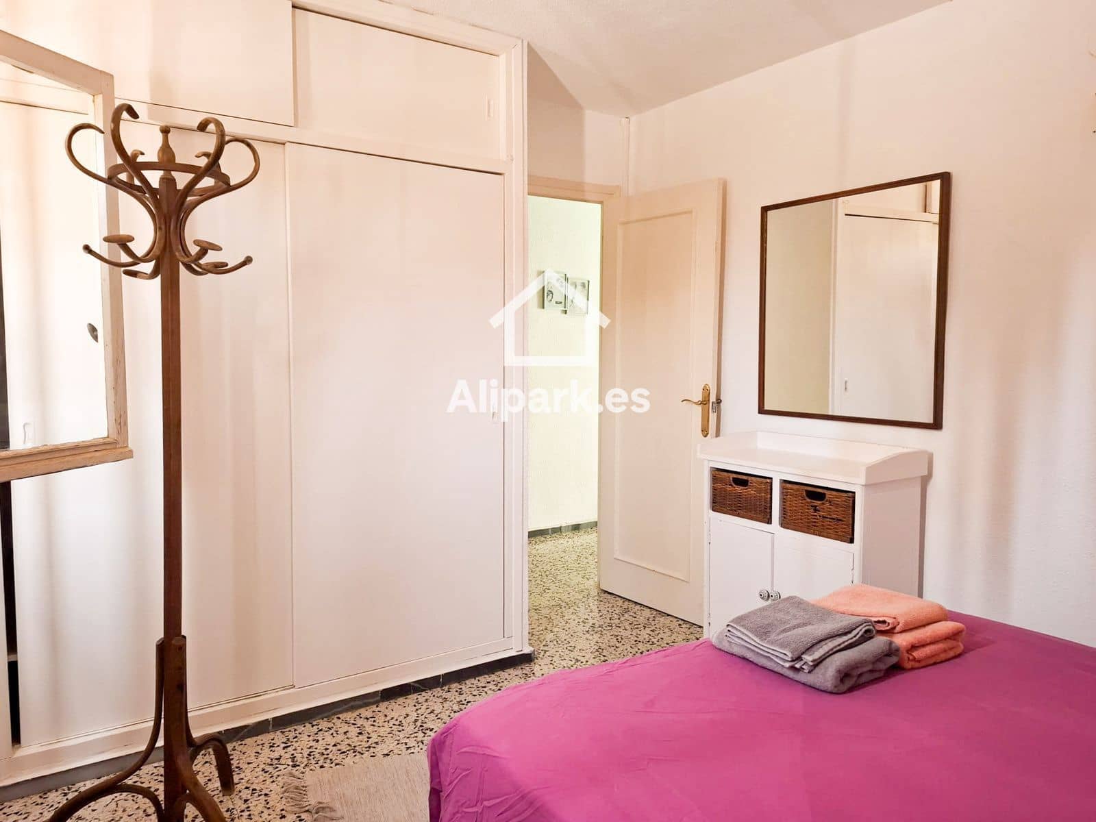 1 bedroom Flat for sale in Alicante / Alacant city with pool - € 220,000 (Ref: 9453337)