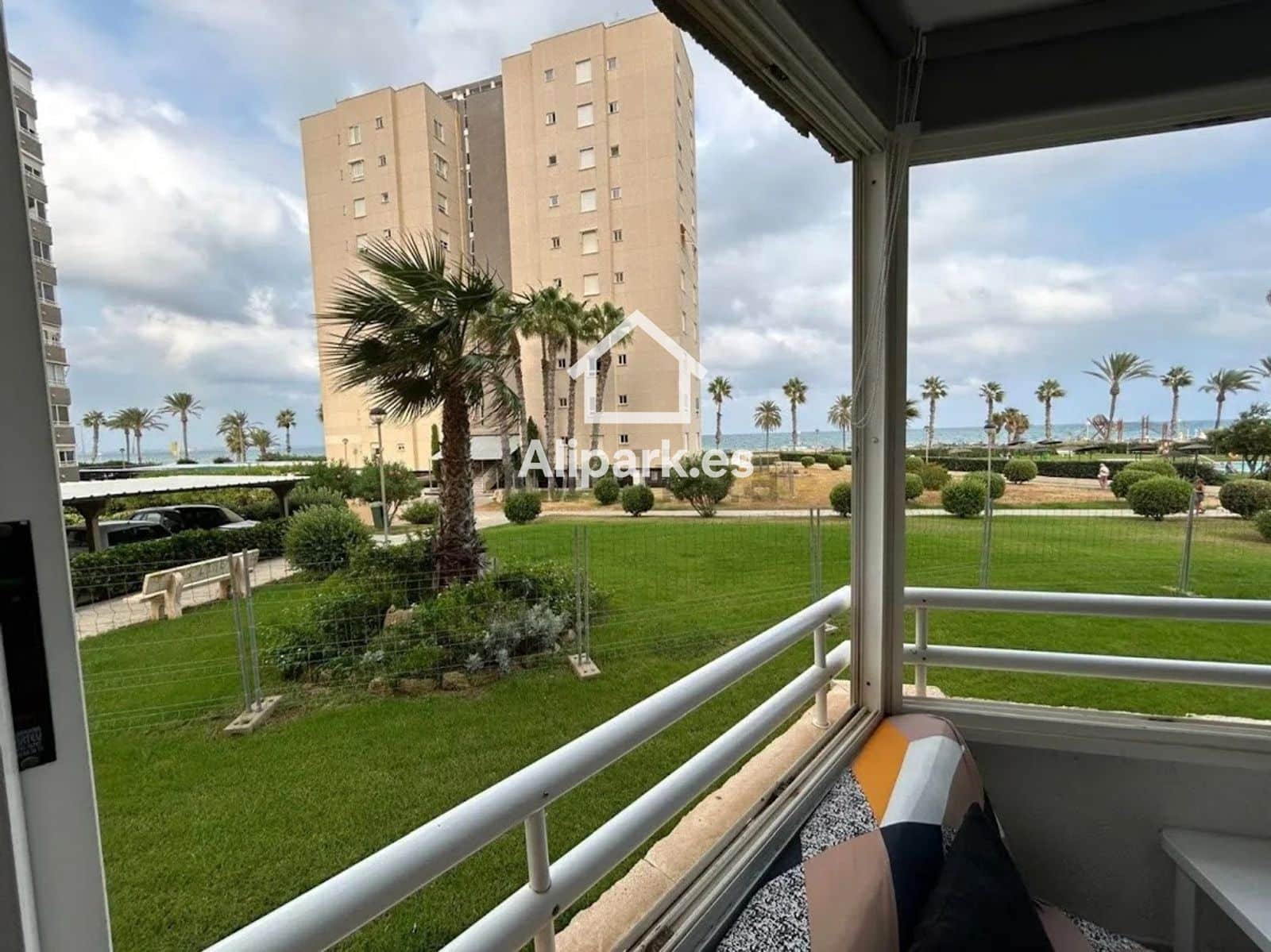 2 bedroom Flat for sale in Alicante / Alacant city with pool garage - € 269,000 (Ref: 9453350)