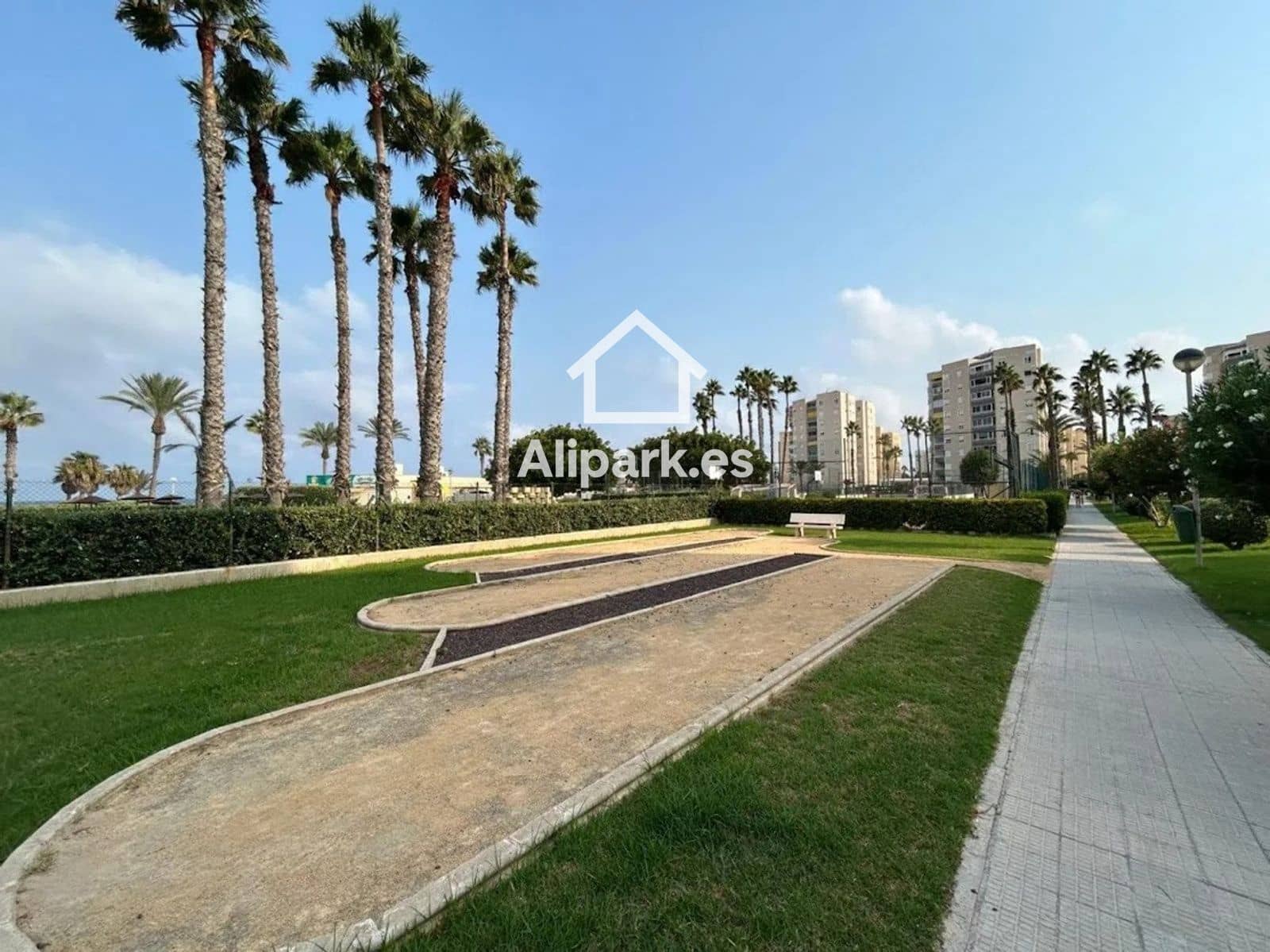 2 bedroom Flat for sale in Alicante / Alacant city with pool garage - € 269,000 (Ref: 9453350)