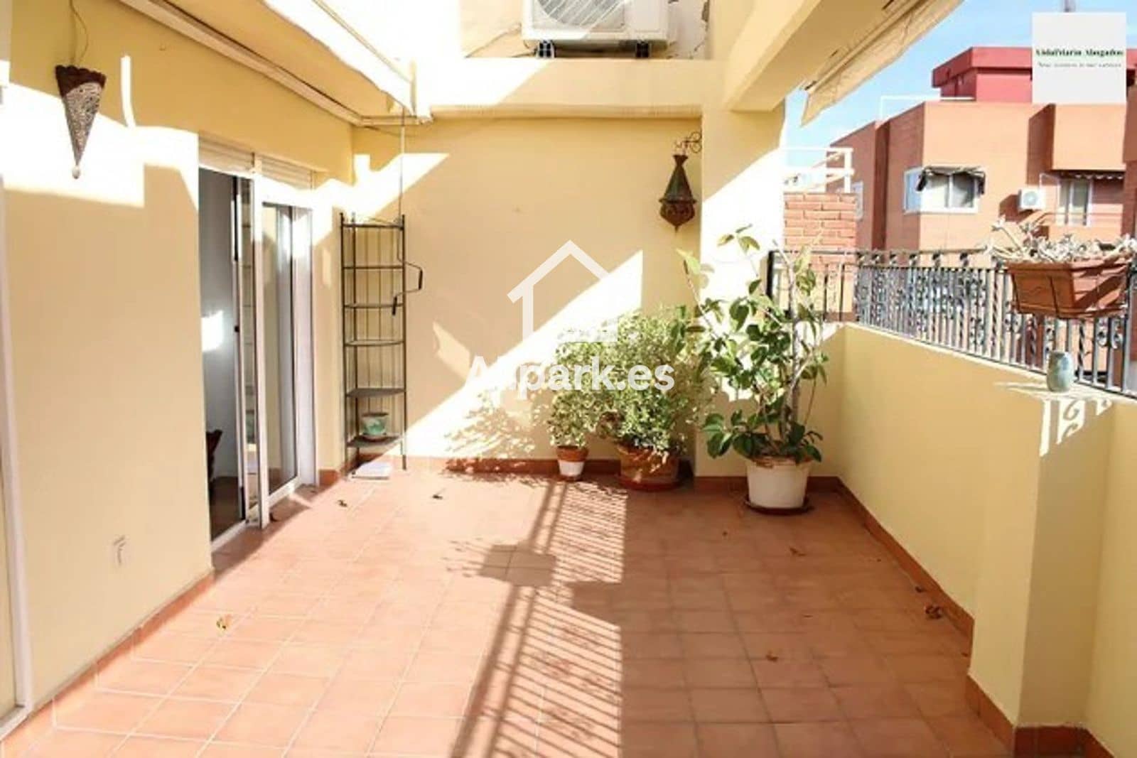 Ático de 2 habitaciones en Alicante / Alacant ciudad en alquiler con garaje - 1.250 € (Ref: 9453354)