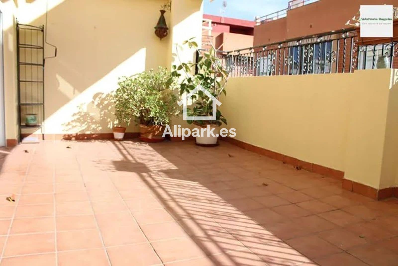 Ático de 2 habitaciones en Alicante / Alacant ciudad en alquiler con garaje - 1.250 € (Ref: 9453354)