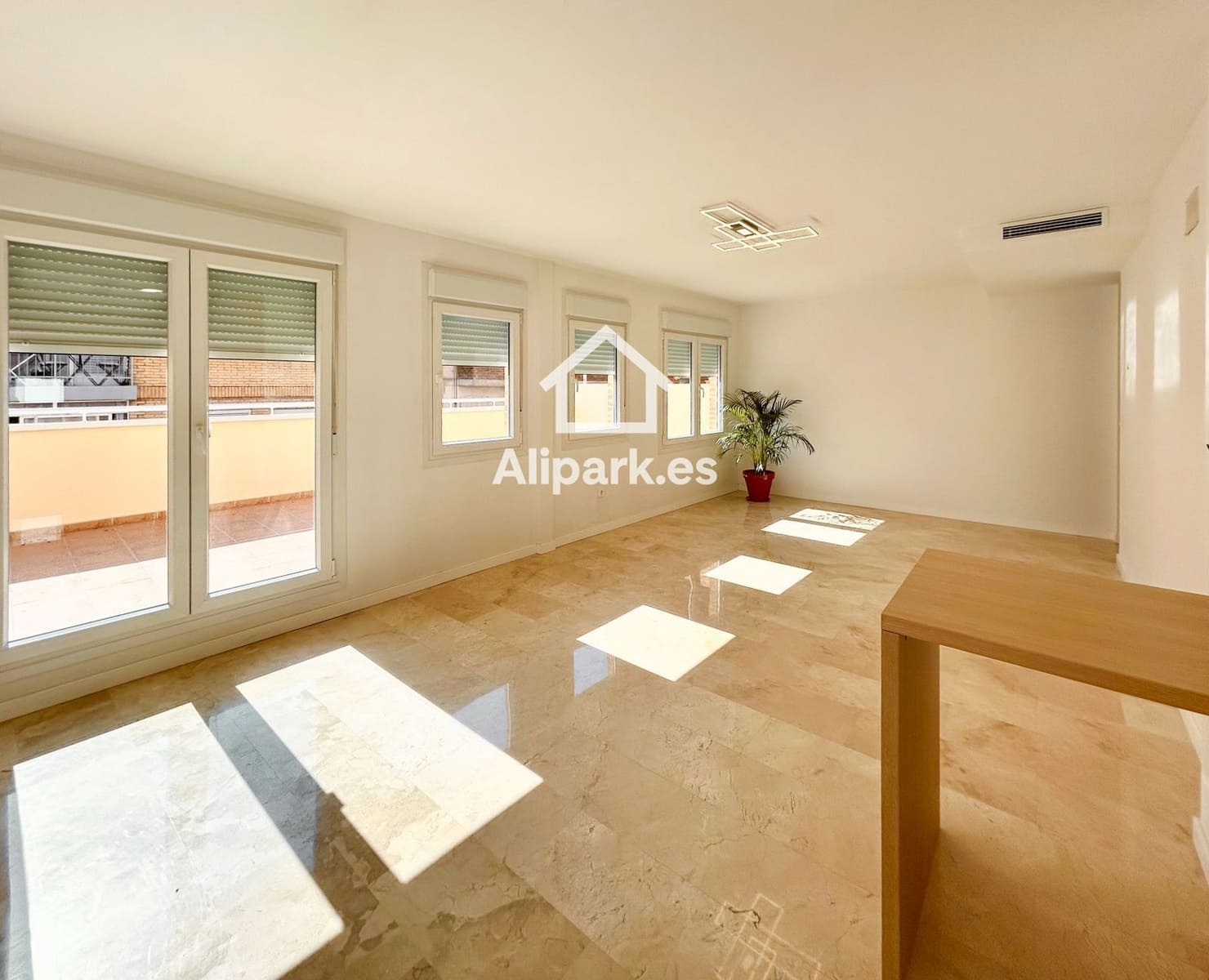 Ático de 2 habitaciones en Alicante / Alacant ciudad en venta - 289.900 € (Ref: 9453358)