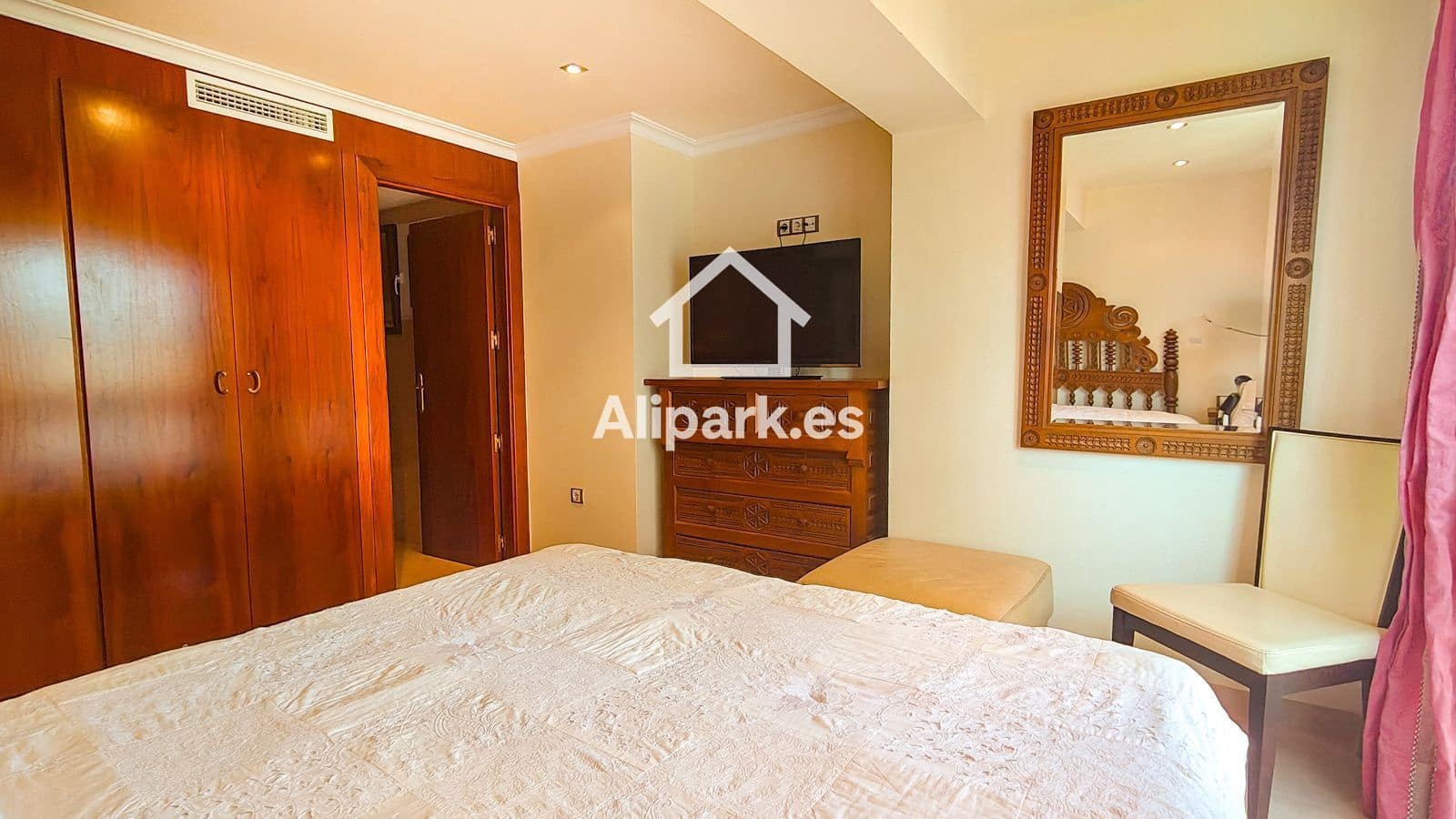 2 bedroom Flat for sale in El Campello with garage - € 270,000 (Ref: 9453360)