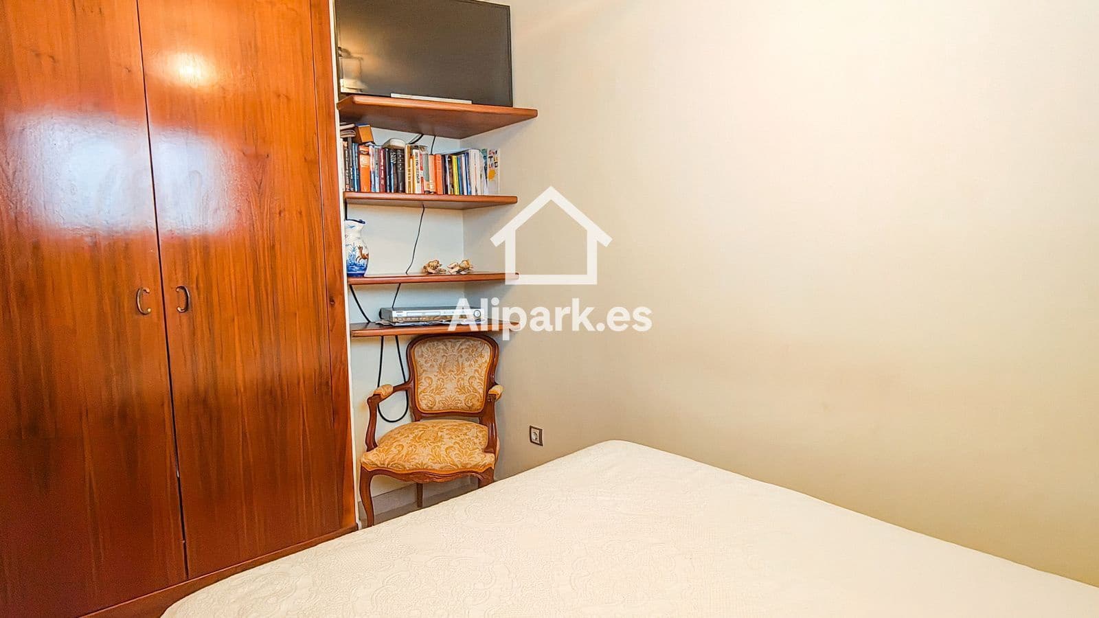 2 bedroom Flat for sale in El Campello with garage - € 270,000 (Ref: 9453360)