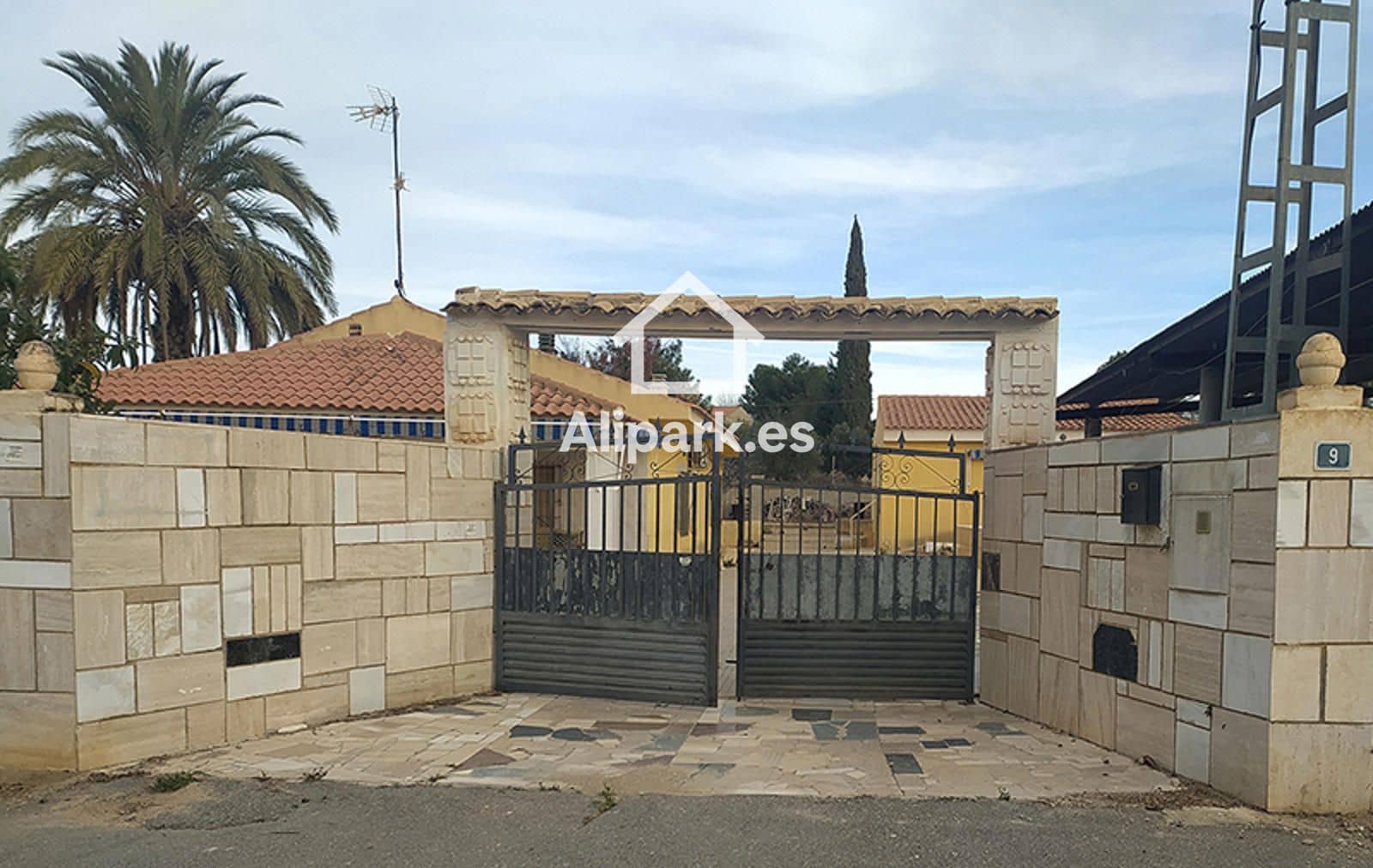 5 slaapkamer Finca/Landhuis te koop in Alicante stad met zwembad garage - € 285.000 (Ref: 9453396)