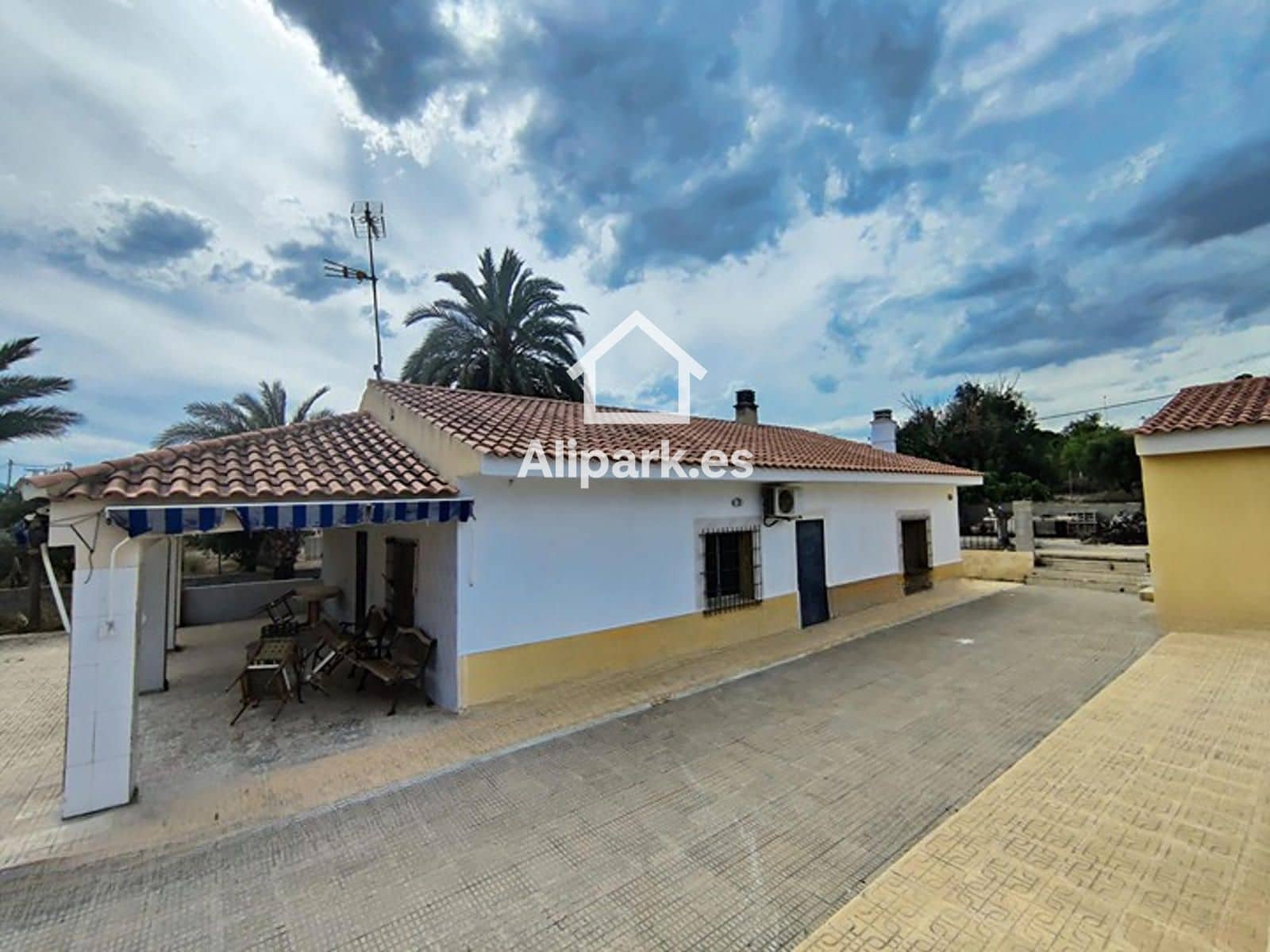 5 slaapkamer Finca/Landhuis te koop in Alicante stad met zwembad garage - € 285.000 (Ref: 9453396)