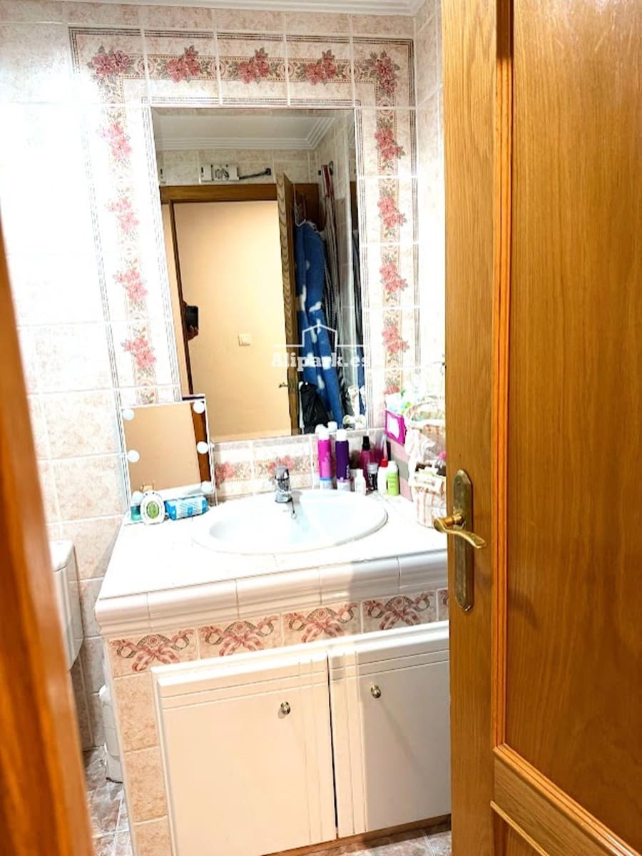 3 bedroom Flat for sale in Alicante / Alacant city with pool garage - € 225,000 (Ref: 9453406)