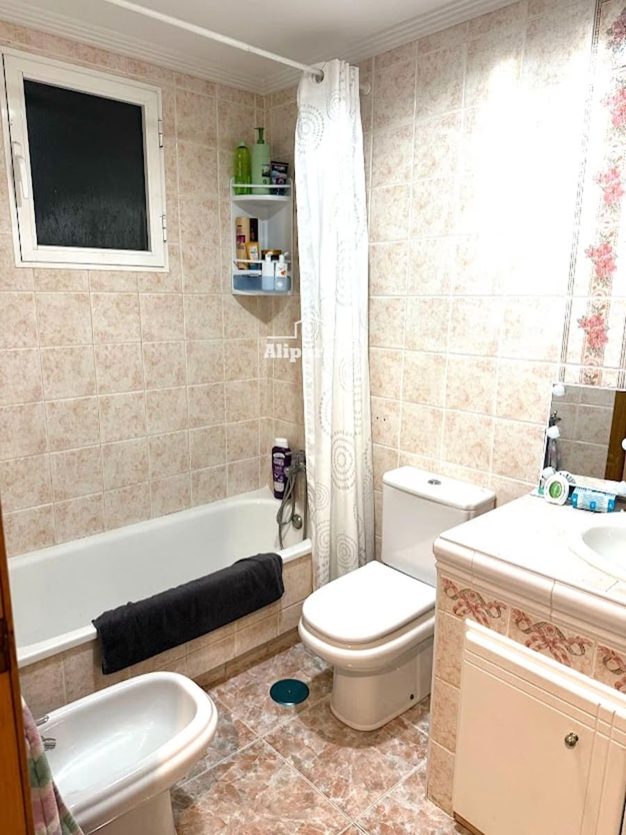 3 bedroom Flat for sale in Alicante / Alacant city with pool garage - € 225,000 (Ref: 9453406)