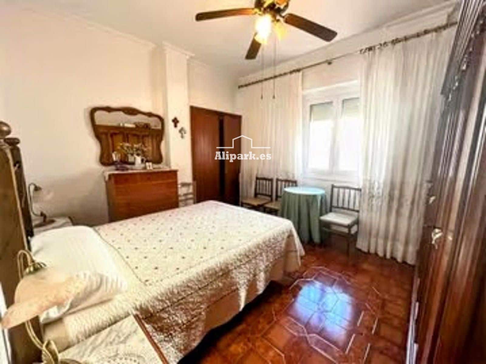 4 bedroom Flat for sale in Alicante / Alacant city - € 229,000 (Ref: 9453410)