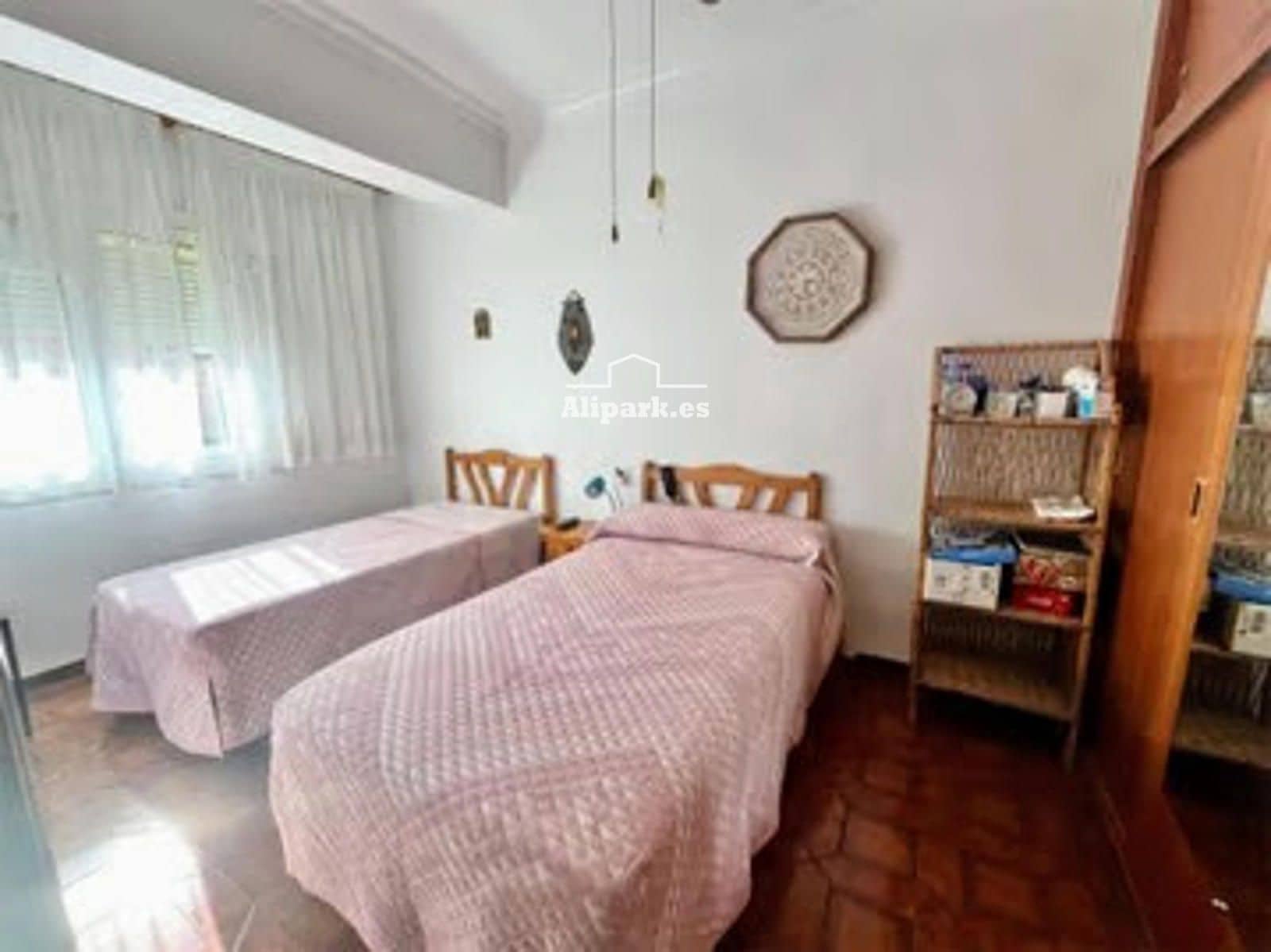 4 bedroom Flat for sale in Alicante / Alacant city - € 229,000 (Ref: 9453410)