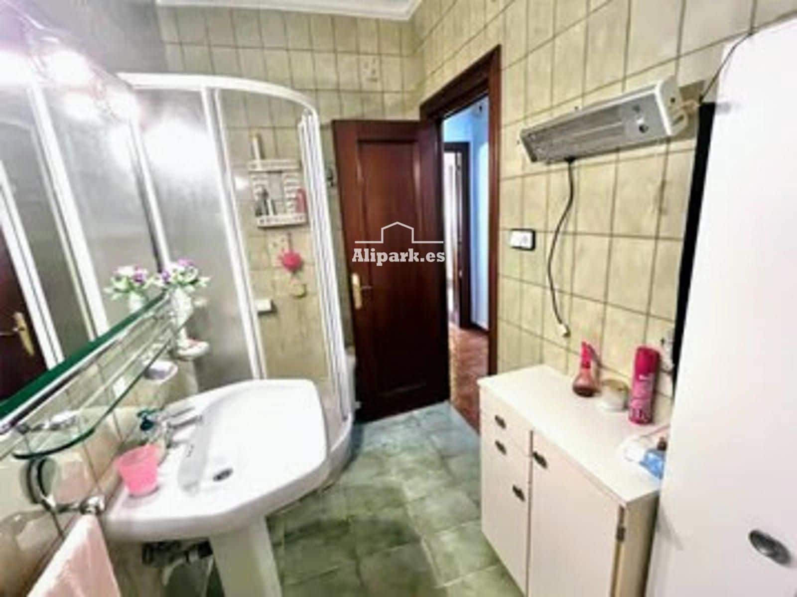 4 bedroom Flat for sale in Alicante / Alacant city - € 229,000 (Ref: 9453410)