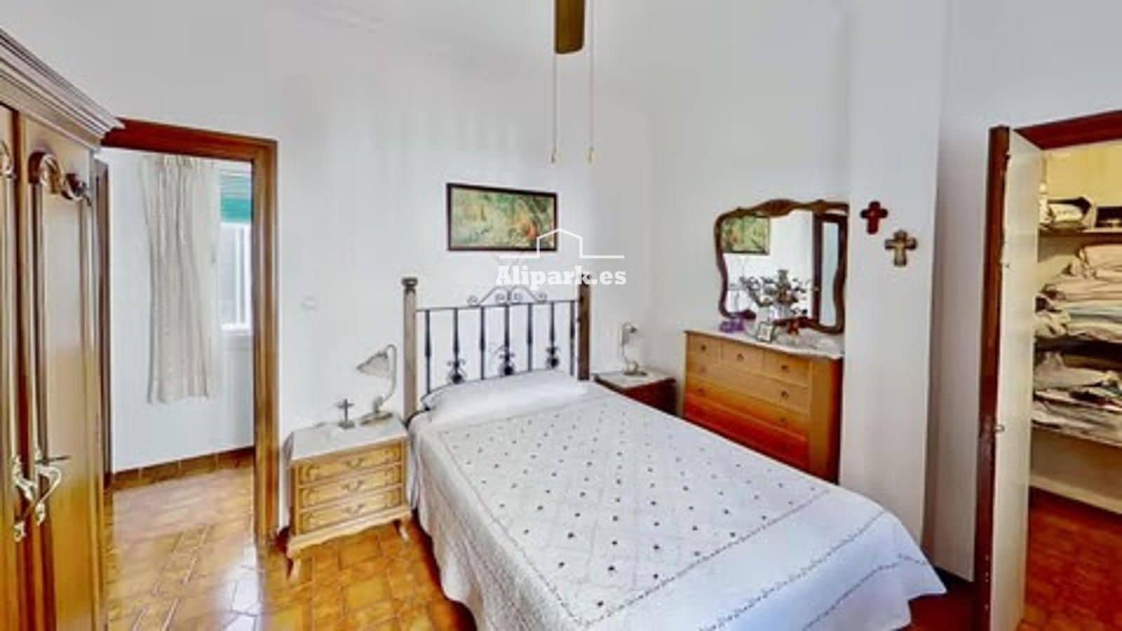 4 bedroom Flat for sale in Alicante / Alacant city - € 229,000 (Ref: 9453410)