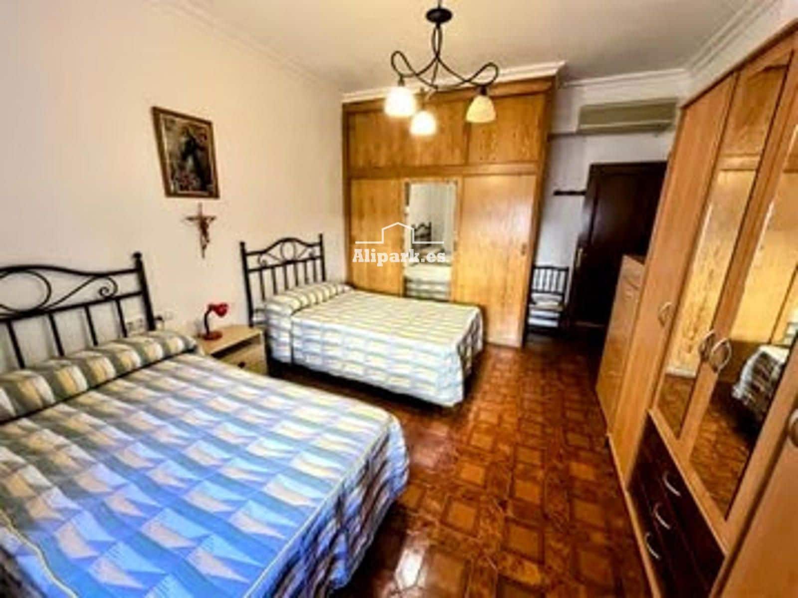 4 bedroom Flat for sale in Alicante / Alacant city - € 229,000 (Ref: 9453410)