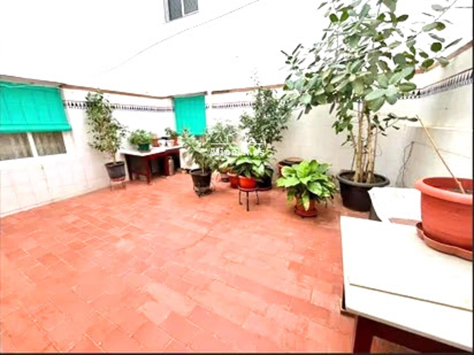 4 bedroom Flat for sale in Alicante / Alacant city - € 229,000 (Ref: 9453410)