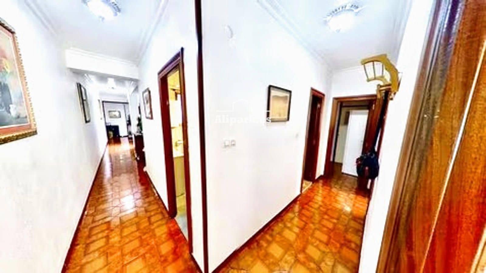 4 bedroom Flat for sale in Alicante / Alacant city - € 229,000 (Ref: 9453410)