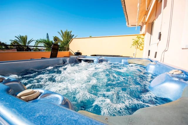 2 soverom Penthouse til salgs i Marbella med svømmebasseng garasje - € 408 000 (Ref: 9479577)