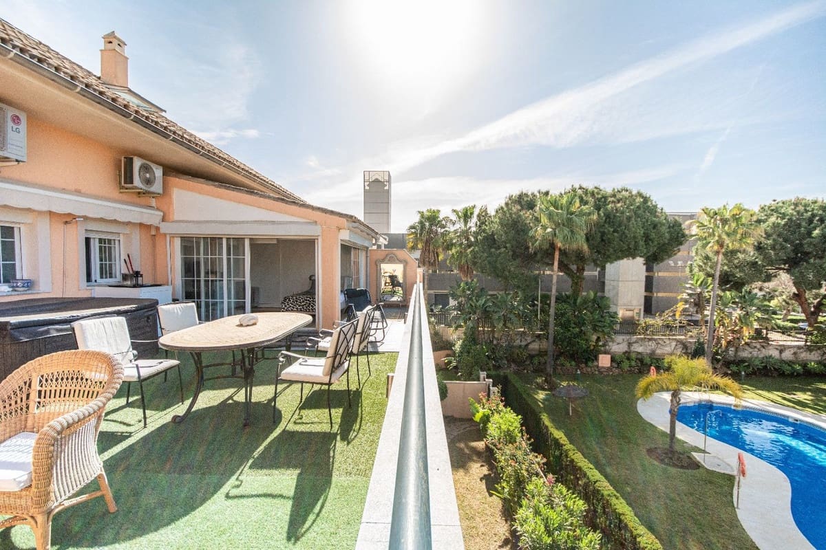 2 soverom Penthouse til salgs i Marbella med svømmebasseng garasje - € 408 000 (Ref: 9479577)