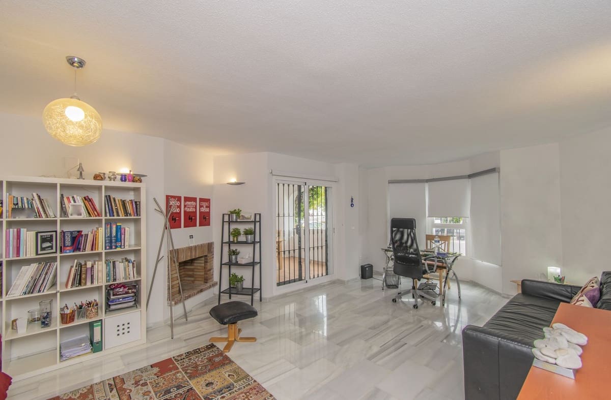 2 slaapkamer Appartement te koop in Nueva Andalucia met zwembad - € 414.000 (Ref: 9479586)