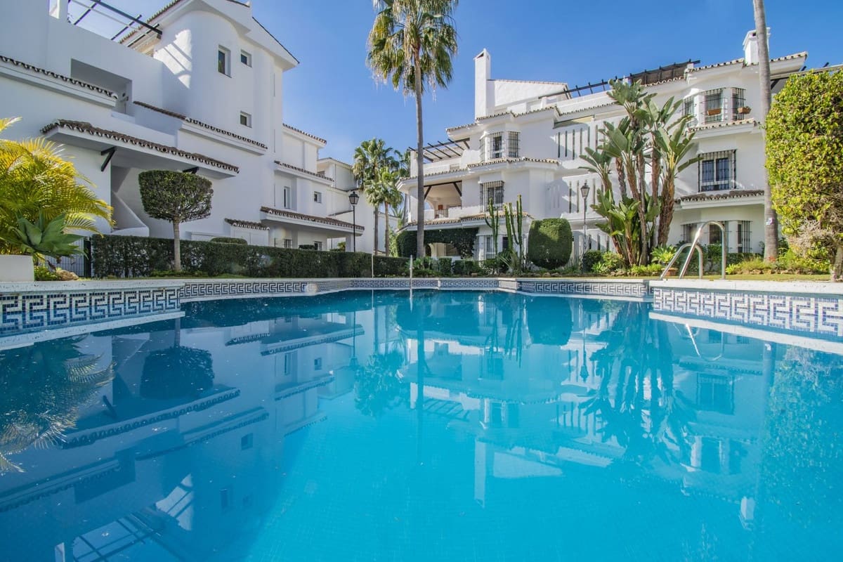 2 slaapkamer Appartement te koop in Nueva Andalucia met zwembad - € 414.000 (Ref: 9479586)