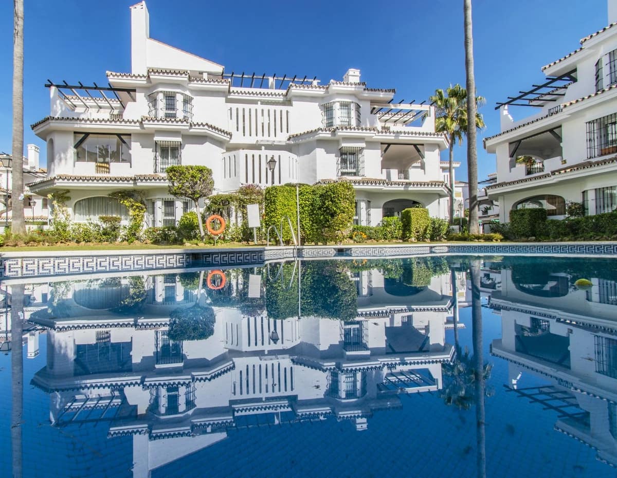 2 slaapkamer Appartement te koop in Nueva Andalucia met zwembad - € 414.000 (Ref: 9479586)