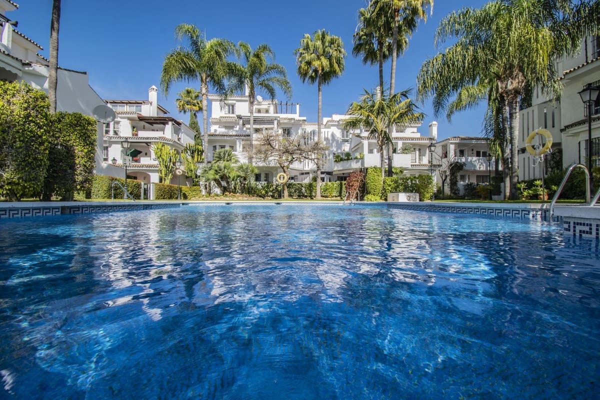 2 slaapkamer Appartement te koop in Nueva Andalucia met zwembad - € 414.000 (Ref: 9479586)
