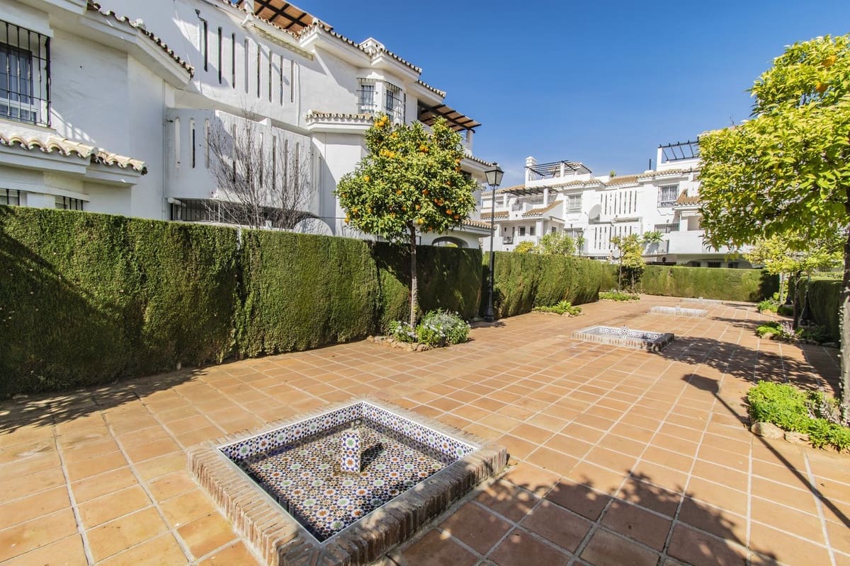 2 slaapkamer Appartement te koop in Nueva Andalucia met zwembad - € 414.000 (Ref: 9479586)