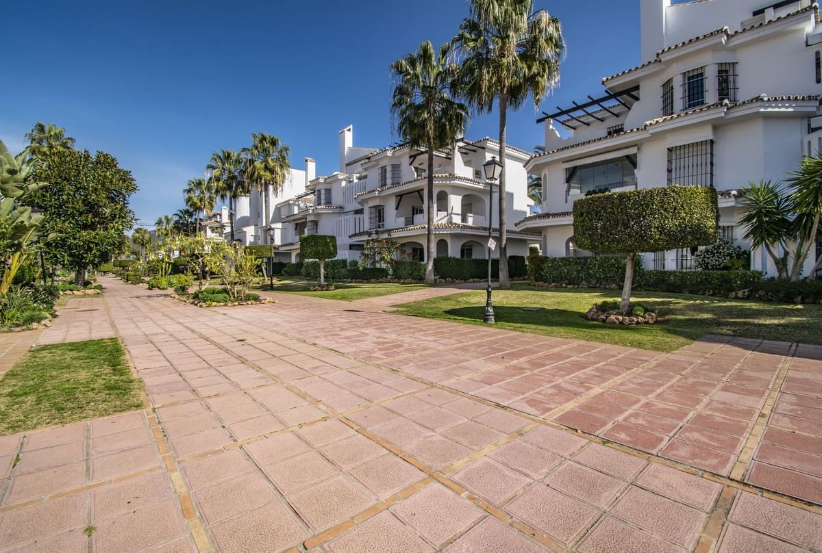 2 slaapkamer Appartement te koop in Nueva Andalucia met zwembad - € 414.000 (Ref: 9479586)