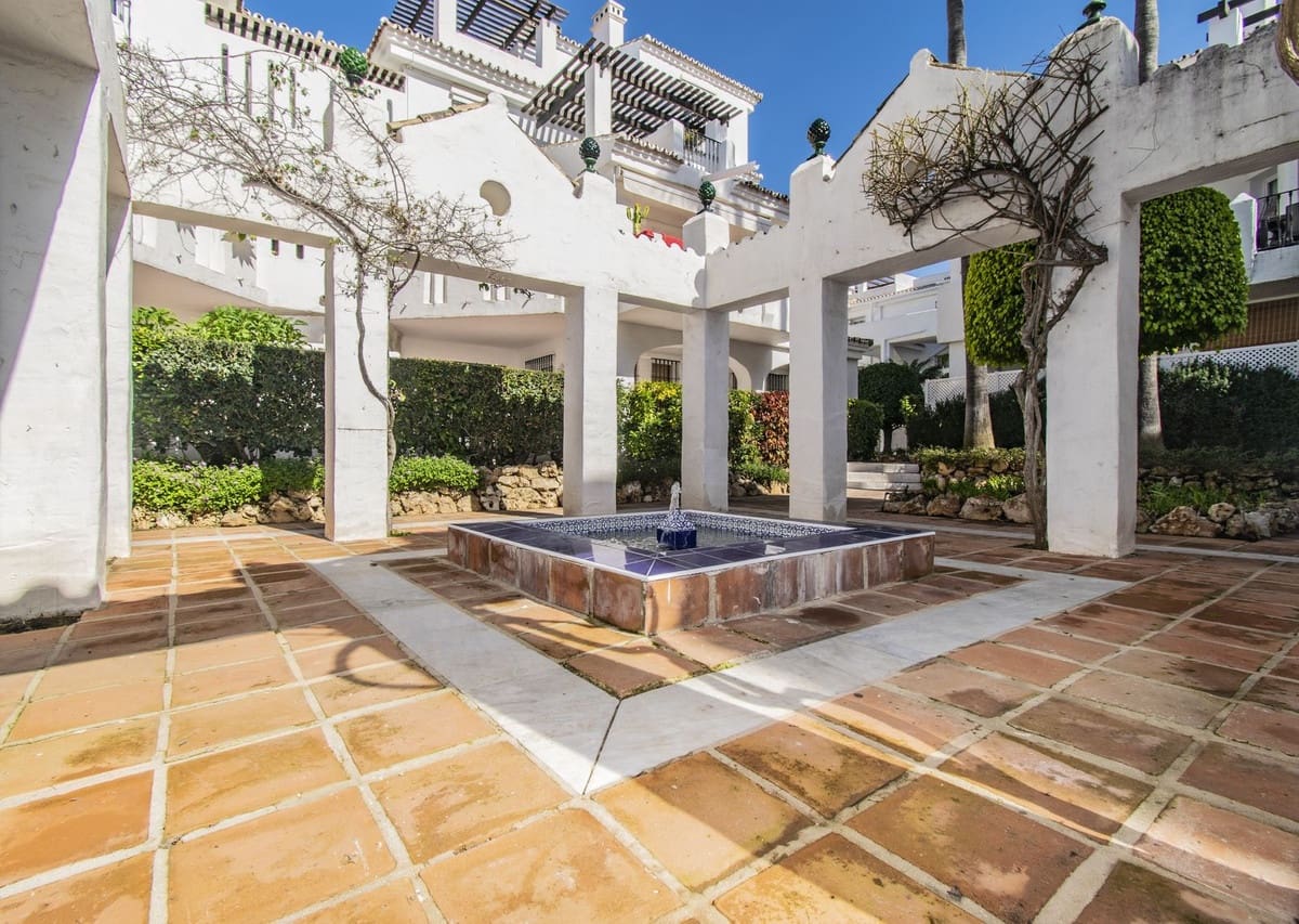 2 slaapkamer Appartement te koop in Nueva Andalucia met zwembad - € 414.000 (Ref: 9479586)