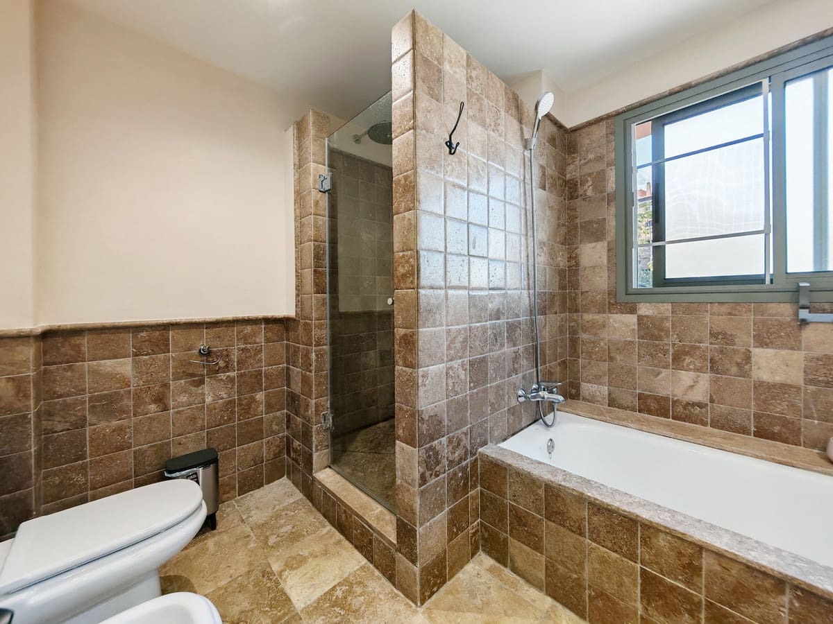 2 bedroom Apartment for sale in Estepona with pool - € 420,000 (Ref: 9479598)