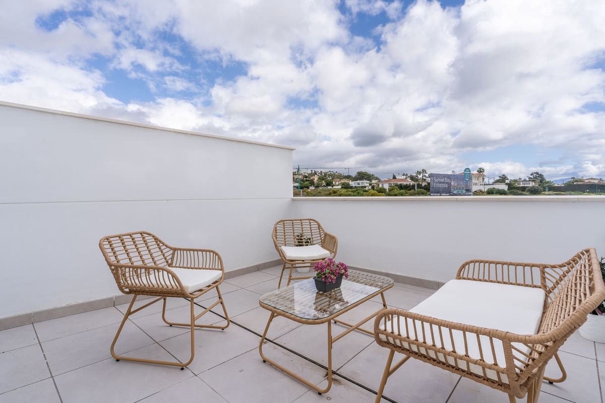 2 bedroom Apartment for sale in Estepona with pool - € 420,000 (Ref: 9479600)