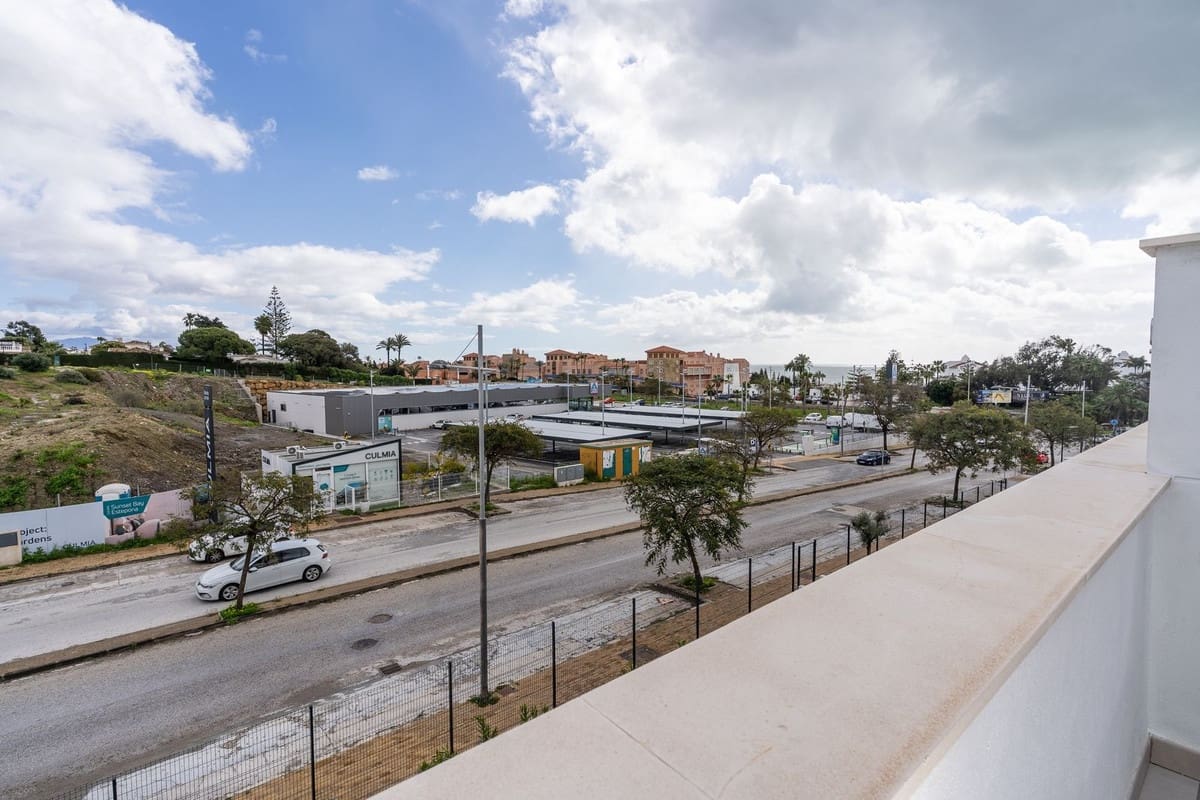 2 bedroom Apartment for sale in Estepona with pool - € 420,000 (Ref: 9479600)