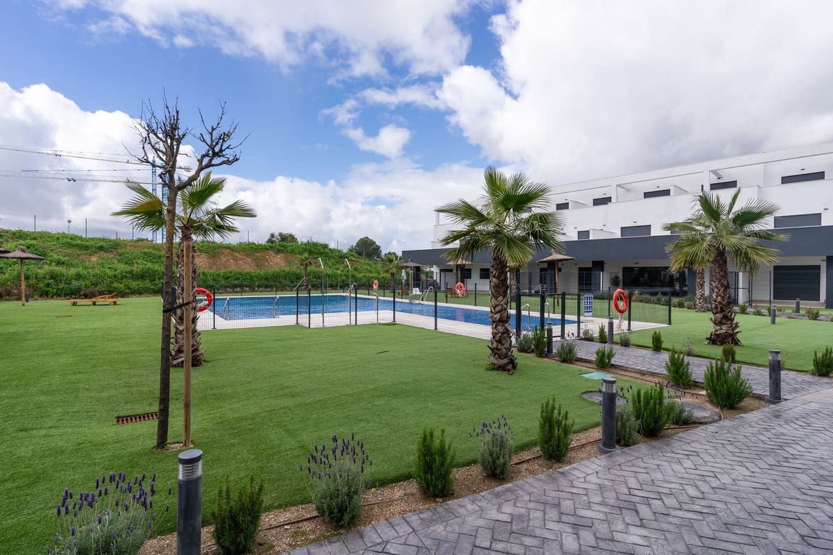 2 bedroom Apartment for sale in Estepona with pool - € 420,000 (Ref: 9479600)