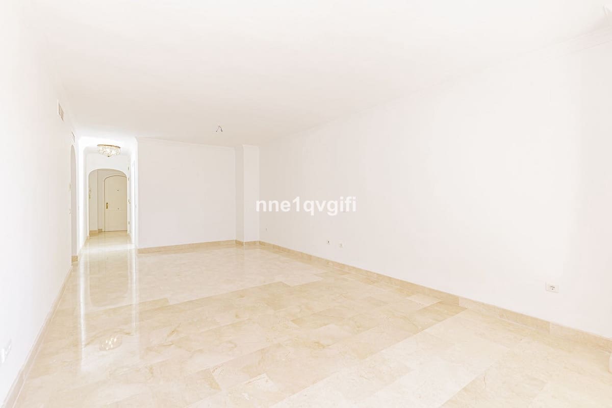 3 bedroom Apartment for sale in Elviria with pool - € 425,000 (Ref: 9479612)