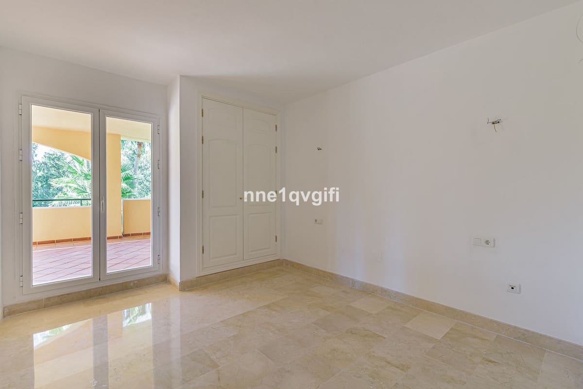 3 bedroom Apartment for sale in Elviria with pool - € 425,000 (Ref: 9479612)